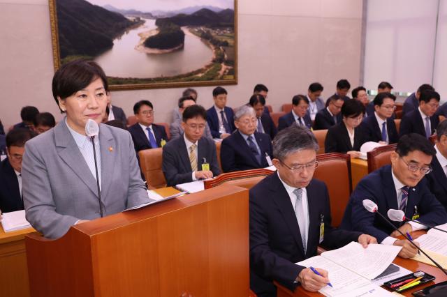 송미령 농림축산식품부 장관이 14일 서울 여의도 국회에서 열린 농림축산식품해양수산위원회 국정감사에서 업무보고를 하고 있다