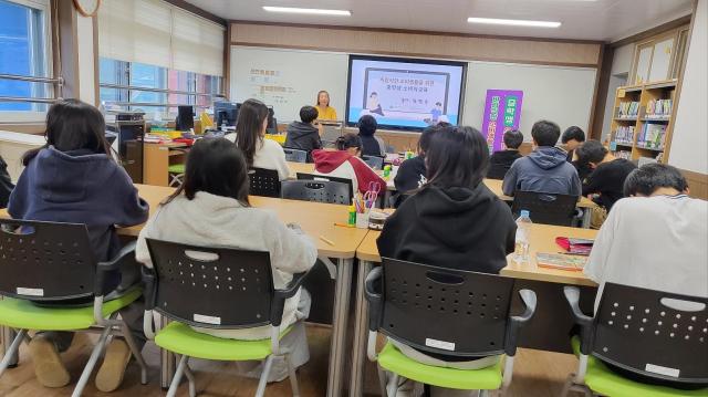 동해YWCA가 14일 다문화 학생 비율이 높은 삼척미로중학교에서 ‘바람직한 소비 생활을 위한 중학생 소비자 교육’을 실시하고 있다 사진동해YWCA