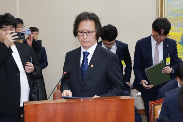 14일 서울 영등포구 여의도 국회에서 열린 공정거래위원회 개인정보보호위원회 등에 대한 정무위원회 국정감사에서 주병기 공정거래위원장이 선서하기 위해 단상으로 향하고 있다 사진연합뉴스