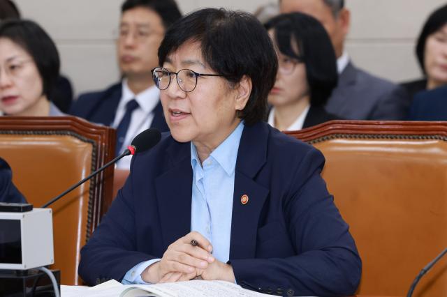 14일 서울 영등포구 여의도 국회에서 열린 보건복지부 등에 대한 보건복지위원회 국정감사에서 정은경 보건복지부 장관이 의원 질의에 답하고 있다 20251014 사진연합뉴스