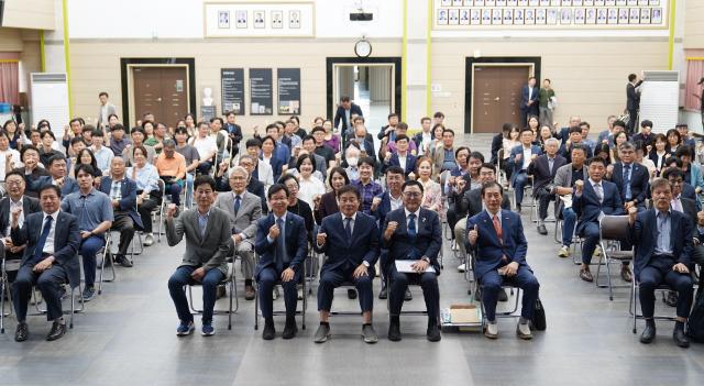 호남발전특위 광주시민 의견 수렴 행사장에 참석한 인사들이 기념사진을 찍고 있다 사진호남발전특위
