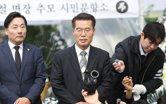 지난 10일 자택에서 숨진 채 발견된 경기 양평군청 소속 50대 사무관 A씨의 변호사인 박경호씨가 14일 광화문 KT 빌딩 앞에서 기자회견을 하고 있다 사진연합뉴스