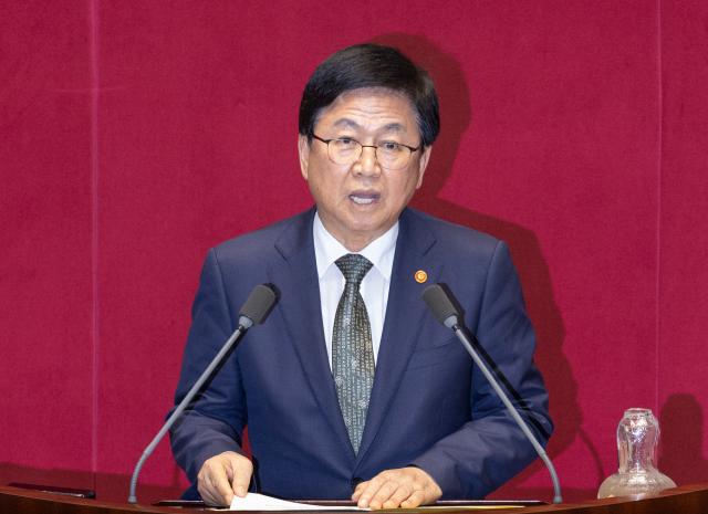 최교진 부총리 겸 교육부 장관이 18일 국회 본회의장에서 열린 교육·사회·문화 분야 대정부질문에 출석해 취임 인사를 하고 있다 2025918 사진연합뉴스