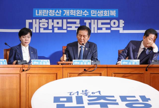 서울연합뉴스 황광모 기자 더불어민주당 정청래 대표가 13일 서울 여의도 국회에서 열린 최고위원회의에서 의사봉을 두드리고 있다 사진연합뉴스