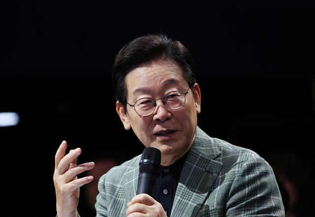 이재명 대통령이 14일 서울 동대문구 콘텐츠문화광장에서 디지털 토크 라이브 국민의 목소리 정책이 되다 간담회를 하고 있다 사진연합뉴스