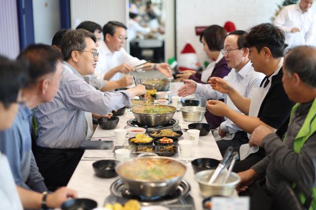 14일 오전 김동연 경기도지사가 임진강 수위상승 현장점검을 마치고 연천군 청년 어부 어촌계 어업인 등과 오찬 간담회를 하고있다 사진경기도