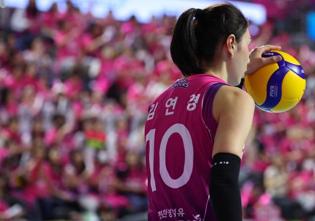 8일 인천 삼산월드체육관에서 열린 프로배구 V리그 여자부 챔피언결정전 흥국생명과 정관장의 5차전 경기 흥국생명 김연경이 서브를 준비하고 있다 사진연합뉴스