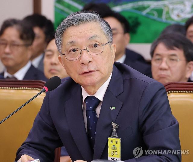 이한준 한국토지주택공사 사장이 14일 서울 여의도 국회에서 열린 국토교통위원회 국정감사에서 의원 질의에 답변하고 있다 사진연합뉴스