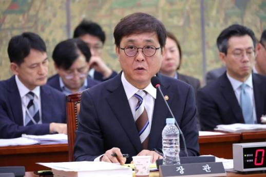 [2025 국감] 최휘영 장관 상암경기장, 런던 웸블리처럼…특수매트 사용 검토 
