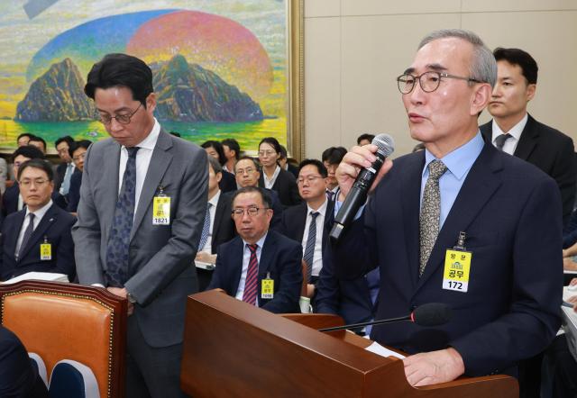 김영섭 KT 대표이사가 14일 서울 영등포구 여의도 국회에서 열린 공정거래위원회 개인정보보호위원회 등에 대한 정무위원회 국정감사에 증인으로 출석 의원 질의에 답하고 있다 왼쪽은 조좌진 롯데카드 대표이사 사진연합뉴스