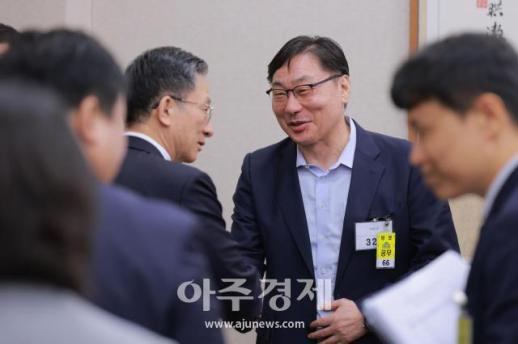 [포토] 인사 나누는 정성호 법무부 장관과 이화영 전 경기도 평화부지사