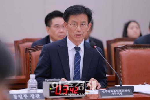 [포토] 질의 답변하는 ​​​​​​​방용승 민주평화통일자문회의사무처장