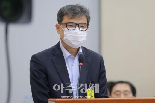 [포토] 마스크 벗지 않는 황인수 진실화해위 국장