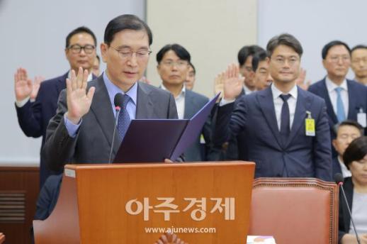 [포토] 증인 선서하는 ​​​​​​​윤영준 현대건설 전 대표이사