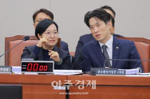 [포토] 대화 나누는 한성숙 장관·노용석 1차관