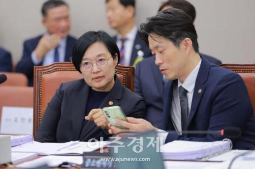 [포토] 한성숙 장관, 창업벤처 활성화 소상공인 회복에 역량 집중