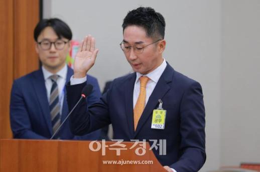 [포토] 증인 선서하는 ​​​​​​​이주철 W컨셉 대표