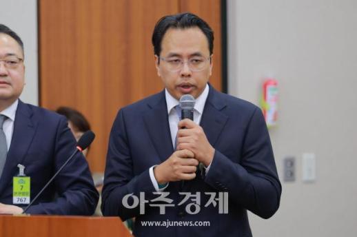 [포토] 답변하는 김범석 우아한형제들 대표