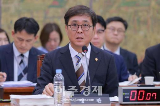[포토] 의원 질의에 답하는 최휘영 문체부 장관