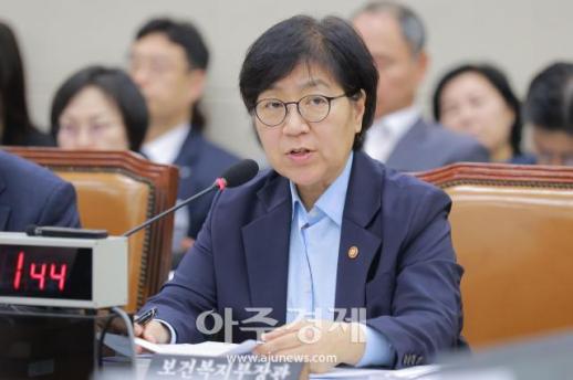 [포토] 의원 질의에 답하는 정은경 장관