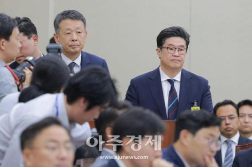 [포토] 국정감사 출석한​​​​​​​ 김광일 홈플러스 대표이사·김병주 MBK파트너스 회장