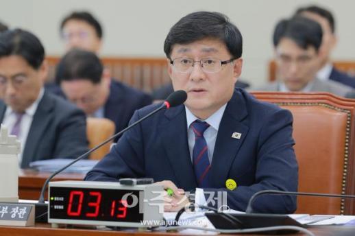 [포토] 의원 질의에 답하는 김성환 기후장관