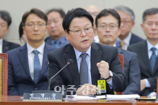 [포토] 질의에 답하는 ​​​​​​​민영삼 한국방송광고진흥공사(코바코) 사장