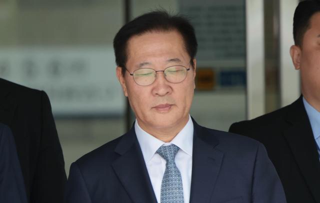 윤석열 전 대통령의 12·3 비상계엄 선포를 방조·가담한 혐의를 받는 박성재 전 법무부 장관이 지난 14일 구속 전 피의자 심문영장실질심사을 마치고 서울 서초구 서울중앙지방법원을 나서고 있다 사진연합뉴스