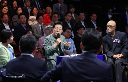 이재명 옆자리 앉은 홍석천 잘생기셨다…제 스타일은 아니지만