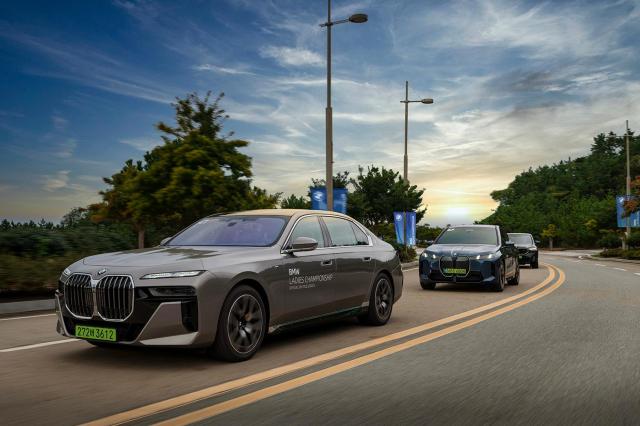 BMW 코리아는 출전 선수들이 최고의 컨디션을 유지할 수 있도록 XM·7시리즈·X7·iX 등 럭셔리 클래스 차량 120여 대를 투입해 프리미엄 의전 서비스를 제공한다사진해남군