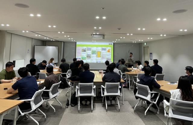삼표그룹이 최근 신규 입사자 40명을 대상으로 온보딩 교육을 실시한 가운데 광화문 본사 비즈니스센터에서 계열사 및 사업 소개가 진행되고 있다 사진삼표