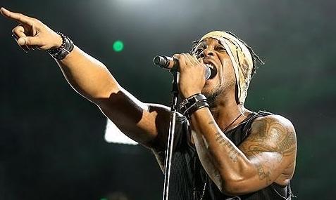 美 R&B 가수 디앤젤로, 암 투병 끝 사망…향년 51세