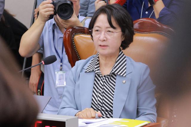 추미애 국회 법제사법위원장이 지난 13일 오전 서울 여의도 국회에서 열린 법제사법위원회 국정감사에서 발언하고 있다 사진유대길 기자 dbeorlf123ajunewscom
