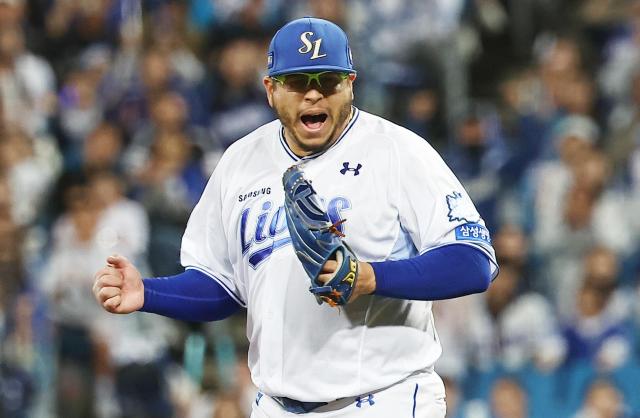 14일 대구 삼성라이온즈파크에서 열린 2025 KBO 프로야구 포스트시즌 준플레이오프 4차전 SSG 랜더스와 삼성 라이온즈의 경기 7회초까지 무실점으로 틀어막은 삼성 선발 투수 후라도가 기뻐하고 있다 사진연합뉴스
