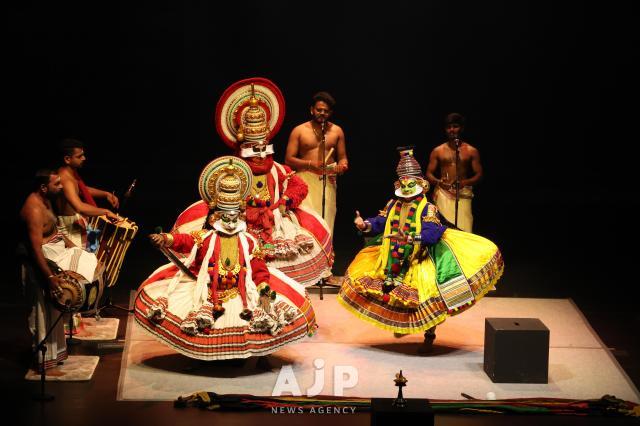 Artists from the Kathakali troupe led by Sreenathan Sreenatha Mandiram perform at Ewha Womans University’s Samsung Hall during the opening of the 11th Sarang Festival in Seoul AJP Yoo Na-hyun
