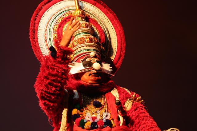 Artists from the Kathakali troupe led by Sreenathan Sreenatha Mandiram perform at Ewha Womans University’s Samsung Hall during the opening of the 11th Sarang Festival in Seoul AJP Yoo Na-hyun