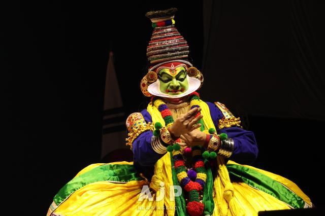 Artists from the Kathakali troupe led by Sreenathan Sreenatha Mandiram perform at Ewha Womans University’s Samsung Hall during the opening of the 11th Sarang Festival in Seoul AJP Yoo Na-hyun