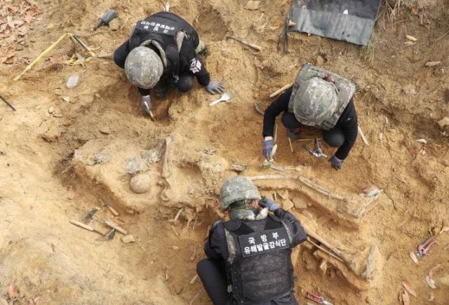 화살머리고지 6·25 전사자 유해 발굴 현장 사진국가유산청