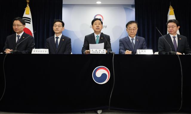 구윤철 부총리 겸 기획재정부 장관이 15일 서울 종로구 정부서울청사에서 주택시장 안정화 대책 관계부처 합동브리핑을 하고 있다 왼쪽부터 임광현 국세정창 윤창렬 국무조정실장 구윤철 경제부총리 김윤덕 국토교통부 장관 이억원 금융위원장 사진연합뉴스
