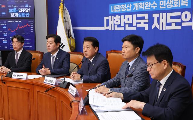 김병주 더불어민주당 최고위원을 비롯한 재외국민 안전대책단원들이 15일 서울 여의도 국회에서 열린 안전대책단 첫 회의를 열고 있다 사진연합뉴스