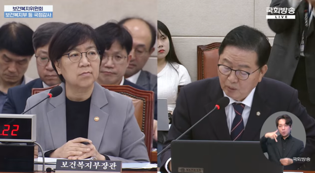 장종태 더불어민주당 의원오른쪽이 15일 국회에서 열린 복지부 국감에서 정은경 복지부장관에게 질의를 하고 있다사진국회방송 캡쳐