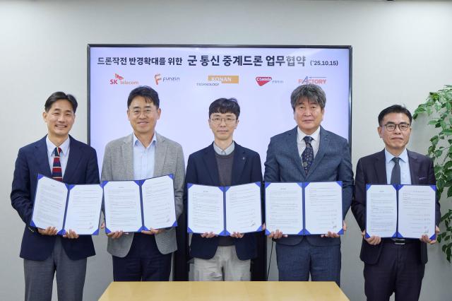 SK텔레콤대표이사 CEO 유영상은 군사용 드론 작전 반경을 확대하기 위해 펀진 코난테크놀로지 콘텔라 플랙토리와 통신 중계 드론 개발 업무협약MOU을 체결했다고 15일 밝혔다 사진은 왼쪽부터 나경환 SKT 엔터프라이즈솔루션본부장 김정훈 펀진 사업전략본부장 김규훈 코난테크놀로지 국방AI사업부장 김태연 콘텔라 MTS사업부문장 김태훈 플랙토리 대표이사사진SK텔레콤