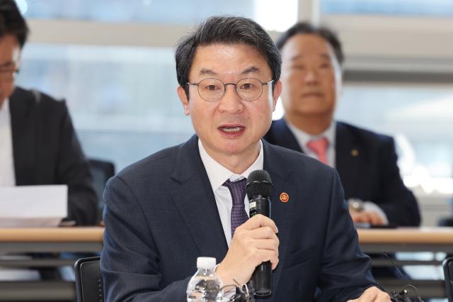 이억원 금융위원장이 15일 서울 중구 서민금융진흥원에서 열린 소비자중심 금융 대전환을 위한 현장 간담회에서 발언하고 있다 사진연합뉴스