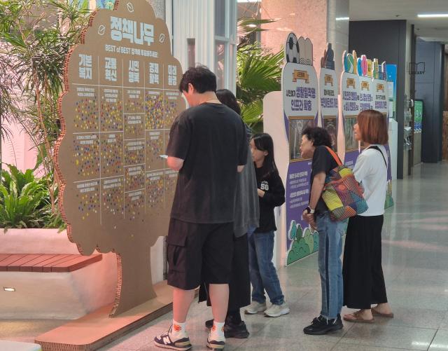 시민들이 ‘혁신·우수사례 전시회’에 마련된 정책나무에 ‘BEST of BEST 사례’를 투표하고 있다 사진부천시