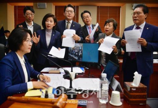 [포토] 추미애 위원장에게 항의하는 국민의힘