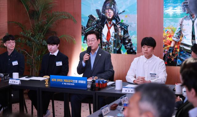 이재명 대통령이 15일 국내 게임사 크래프톤의 게임ㆍ문화 플랫폼 서울 성동구 펍지 성수에서 열린 K-게임 현장 간담회에서 발언하고 있다사진대통령실통신사진기자단