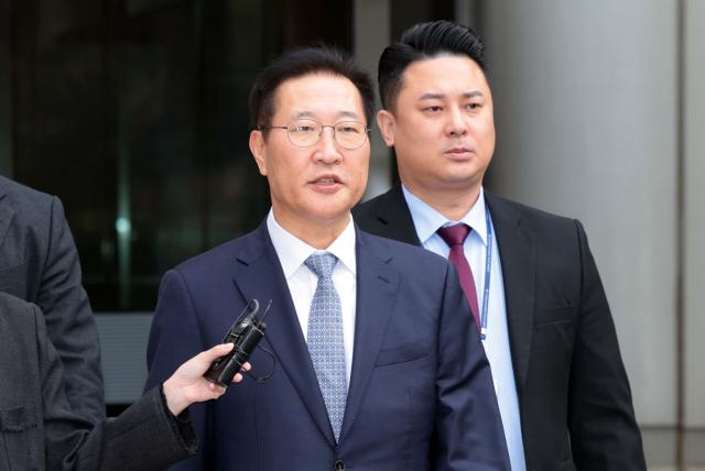 윤석열 전 대통령의 12·3 비상계엄 선포를 방조·가담한 혐의를 받는 박성재 전 법무부 장관이 14일 구속 전 피의자 심문영장실질심사을 마치고 서울 서초구 서울중앙지방법원을 나서고 있다사진연합뉴스