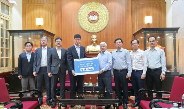 Tổng Giám đốc Samsung Việt Nam Na Ki Hong trao số tiền hỗ trợ người dân các tỉnh khắc phục hậu quả do mưa lũ gây ra ẢnhVGP