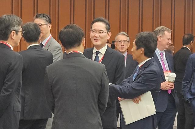 이재용 삼성전자 회장이 15일 도쿄 게이단렌經團連·일본경제단체연합회 회관에서 열린 한미일 경제대화에서 참석자들과 이야기를 나누고 있다 사진연합뉴스