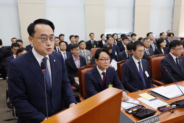 서울연합뉴스 박동주 기자 허철훈 중앙선거관리위원회 사무총장이 15일 서울 여의도 국회에서 열린 행정안전위원회의 중앙선거관리위원회 인사혁신처 등에 대한 국정감사에서 인사말하고 있다 사진연합뉴스